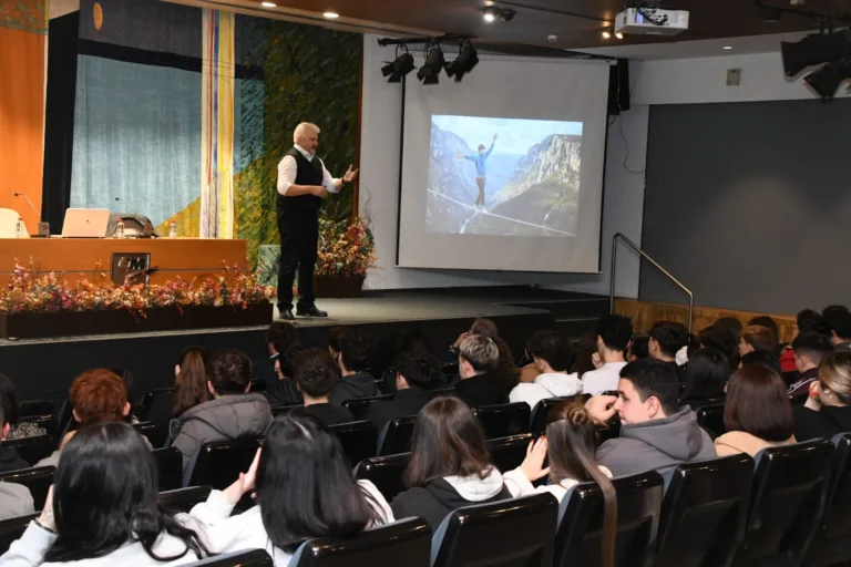 Más de mil estudiantes asisten a la charla de educación financiera ‘Aprende a gestionar el fracaso para alcanzar tus metas’