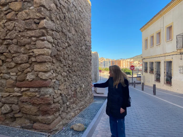 El derrumbe de la muralla en el barrio de San Juan en Lorca evidencia el abandono del patrimonio