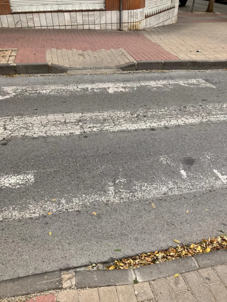 Podemos Cieza denuncia el deterioro de la señalización horizontal y el peligro para los peatones