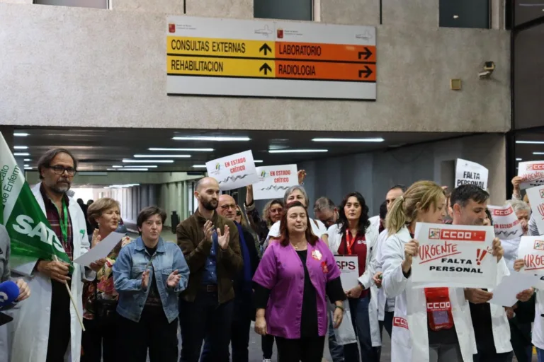 Sanitarios del Hospital Rafael Méndez se movilizan contra el desmantelamiento del centro mientras el Gobierno regional mira hacia otro lado