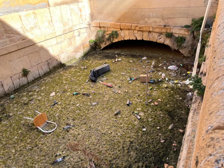 Huermur denuncia que el canal de los Molinos del Río de Murcia se ha convertido en un vertedero