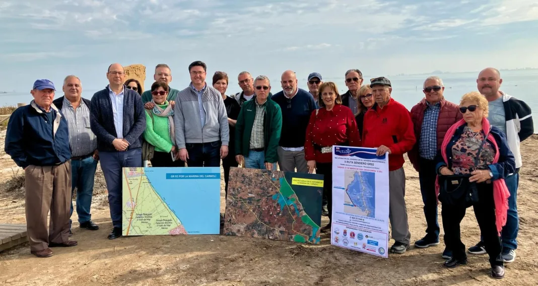 Los vecinos de Bahía Bella reivindican la adecuación del Sendero GR 92 con una ruta de 14 kilómetros