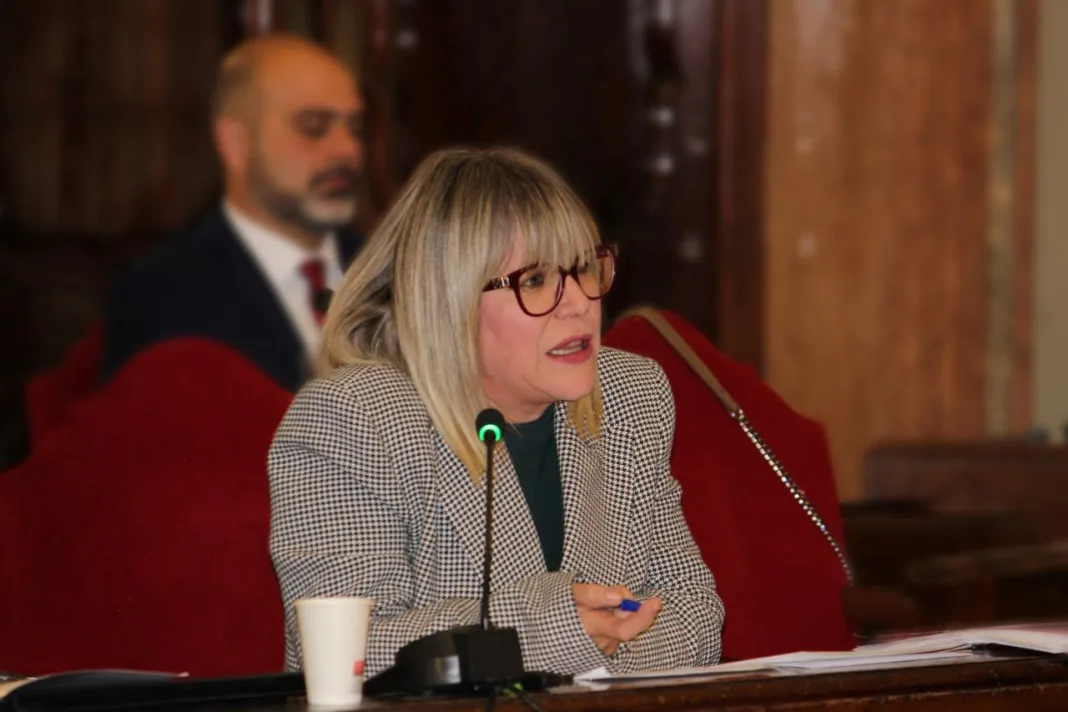 ainhoasanchez_durantedebate_pleno (002) El PSOE exige la dimisión inmediata de la edil Ascensión Carreño por las denuncias de acoso laboral en su Concejalía