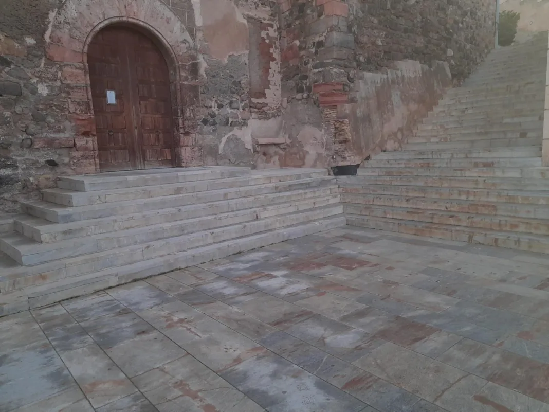 Denuncian que la Catedral de Cartagena sigue sin actualizar su horario de apertura
