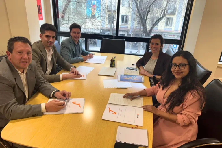 Mula busca financiación para proyectos juveniles en su reunión con la directora del INJUVE