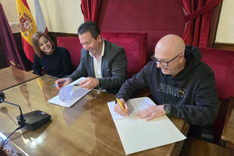 El Ayuntamiento de Mula renueva su convenio con ACOHOMUL para seguir impulsando el comercio local en 2025