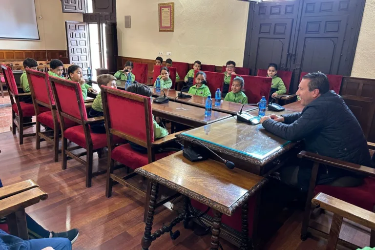 Los alumnos del Colegio Santa Clara conocen el Ayuntamiento de Mula en una visita educativa