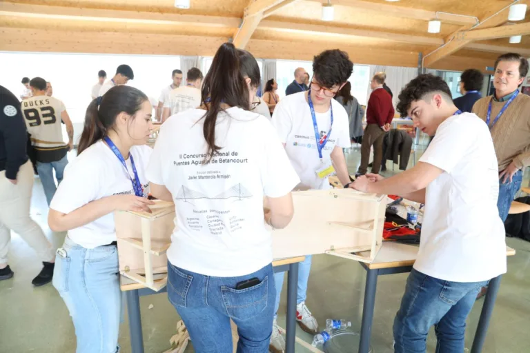 La UPCT acoge el desafío nacional de puentes con 13 universidades en competición