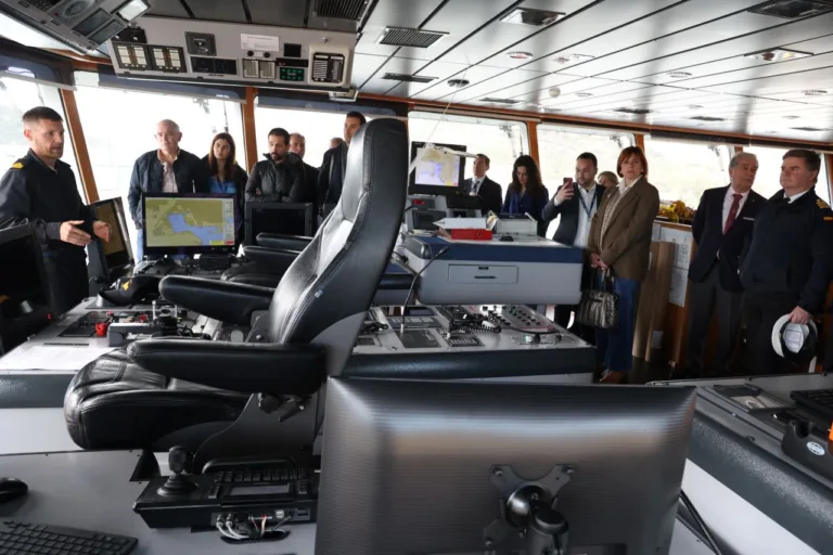 UPCT, Armada y empresas exploran nuevas sinergias en tecnología subacuática y drones submarinos