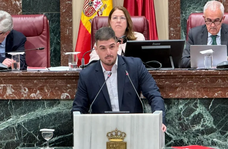 PP y Vox rechazan aumentar las becas Erasmus en la Región de Murcia y perpetúan la desigualdad entre estudiantes