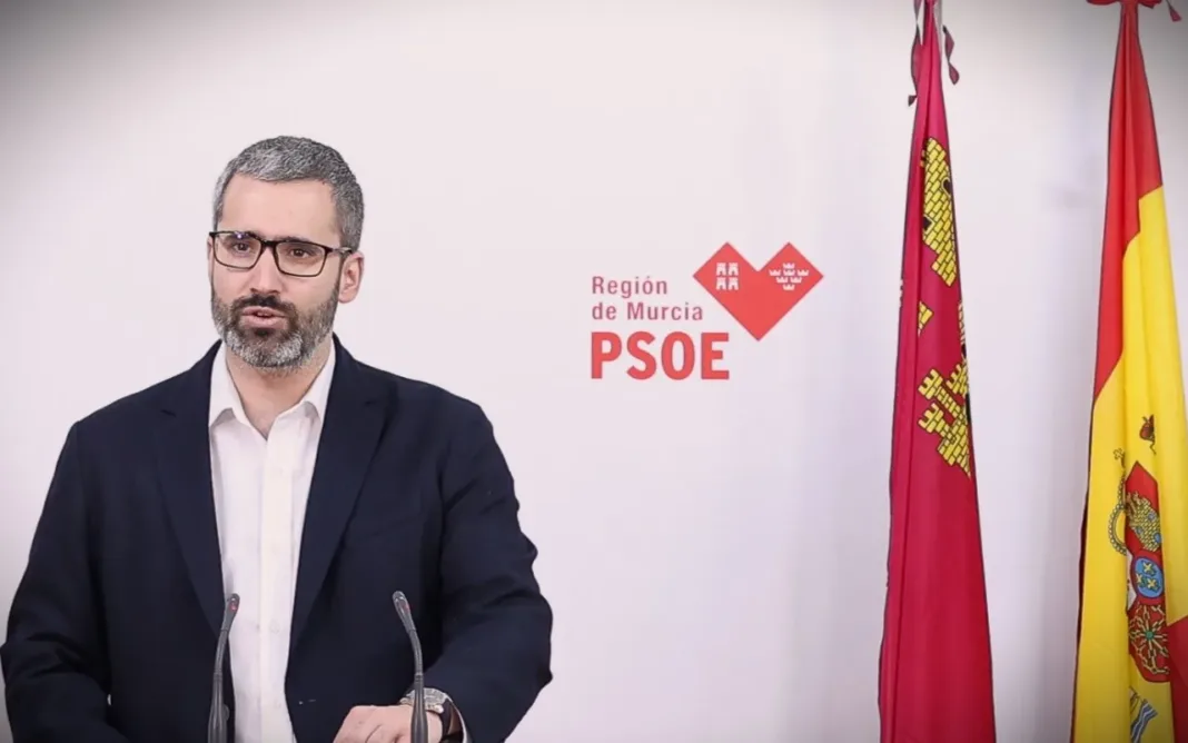 Lucas acusa a López Miras de atarse a Vox y dejar a la Región indefensa ante los aranceles de Trump
