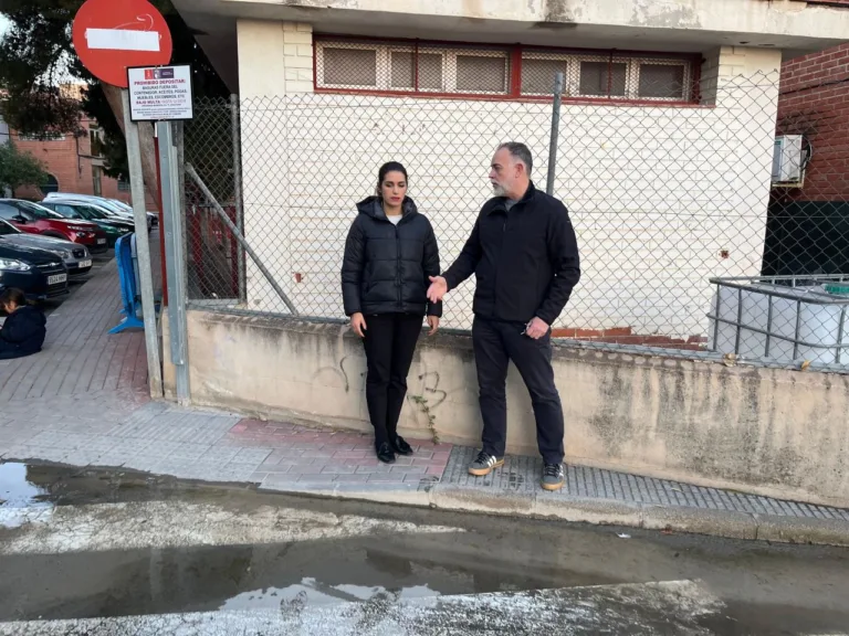 El PSOE denuncia la inacción del PP ante la fuga de agua en Cabezo de Torres, que pone en riesgo a escolares y vecinos