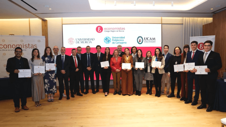 El Colegio de Economistas premia a los mejores expedientes y trabajos fin de grado de la Región de Murcia