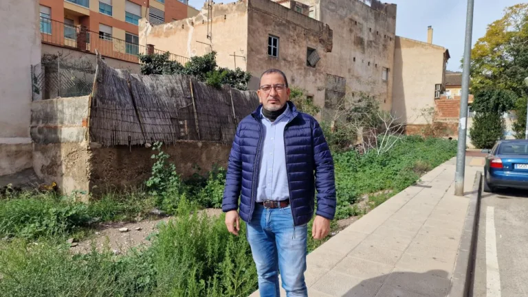 El PSOE de Lorca exige al Ayuntamiento actuar ante el abandono de un solar en San José antes de sus fiestas