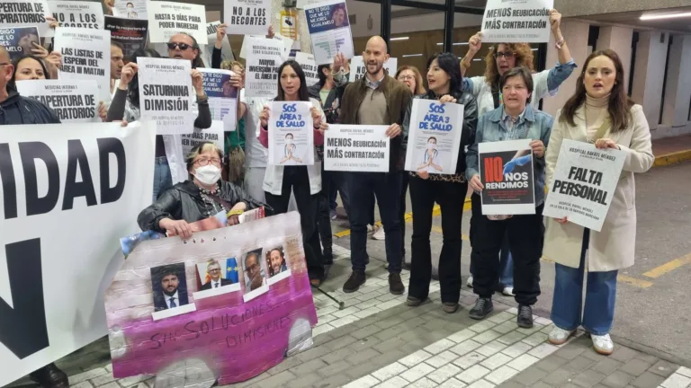 El PSOE denuncia que el Gobierno regional sigue desmantelando la sanidad pública mientras las listas de espera se agravan