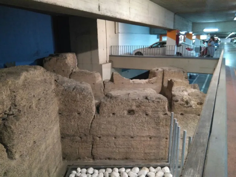 Huermur celebra con ironía que el Ayuntamiento de Murcia proteja la muralla de La Glorieta tras seis años de espera