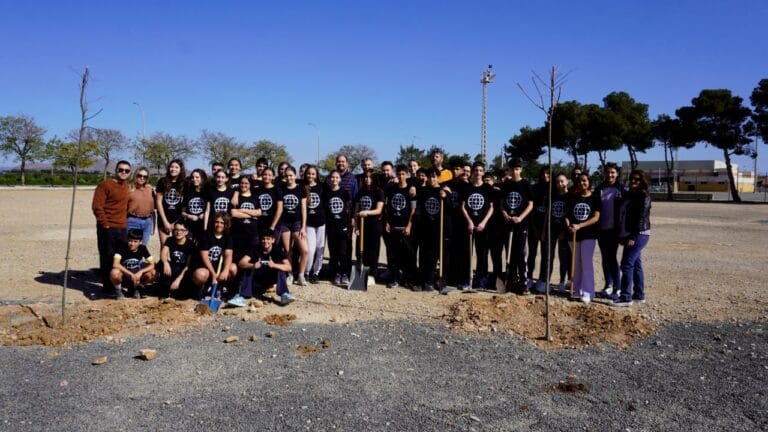 Fan Futura Fest planta árboles en Los Alcázares para compensar su huella de carbono