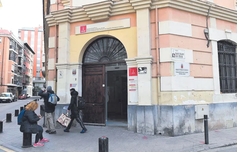 CCOO denuncia el colapso de los servicios sociales y de vivienda en el Ayuntamiento de Murcia