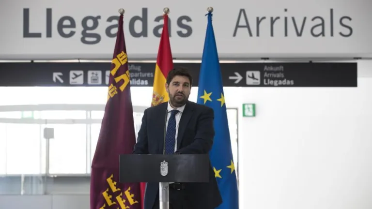 El exdirector de Servicios Jurídicos de la Comunidad responsabiliza a Fomento del expediente del aeropuerto de Corvera