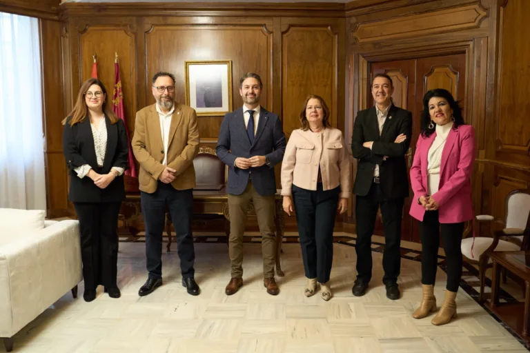 La Asamblea Regional acoge la presentación del 175 aniversario de la Ingeniería Técnica Industrial con una gran escultura conmemorativa
