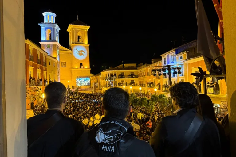 Mula revienta de emoción en una Noche de los Tambores multitudinaria y vibrante