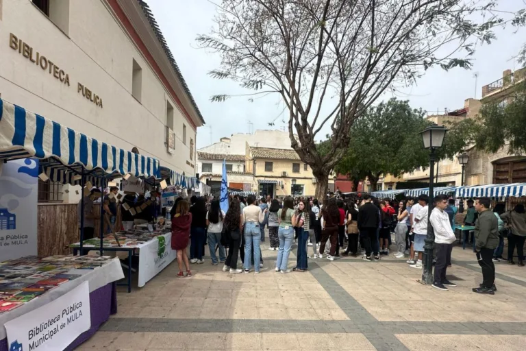 La III Feria del Libro Interescolar llena de cultura y lectura la Plaza del Hospital de Mula
