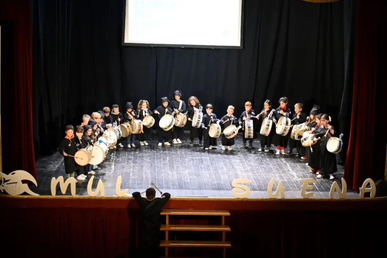 La Escuela del Tambor de Mula clausura su curso con una emotiva gala solidaria en el Teatro Lope de Vega