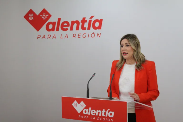 Gadea acusa a López Miras de pactar con la ultraderecha mientras se asfixia la educación y la sanidad