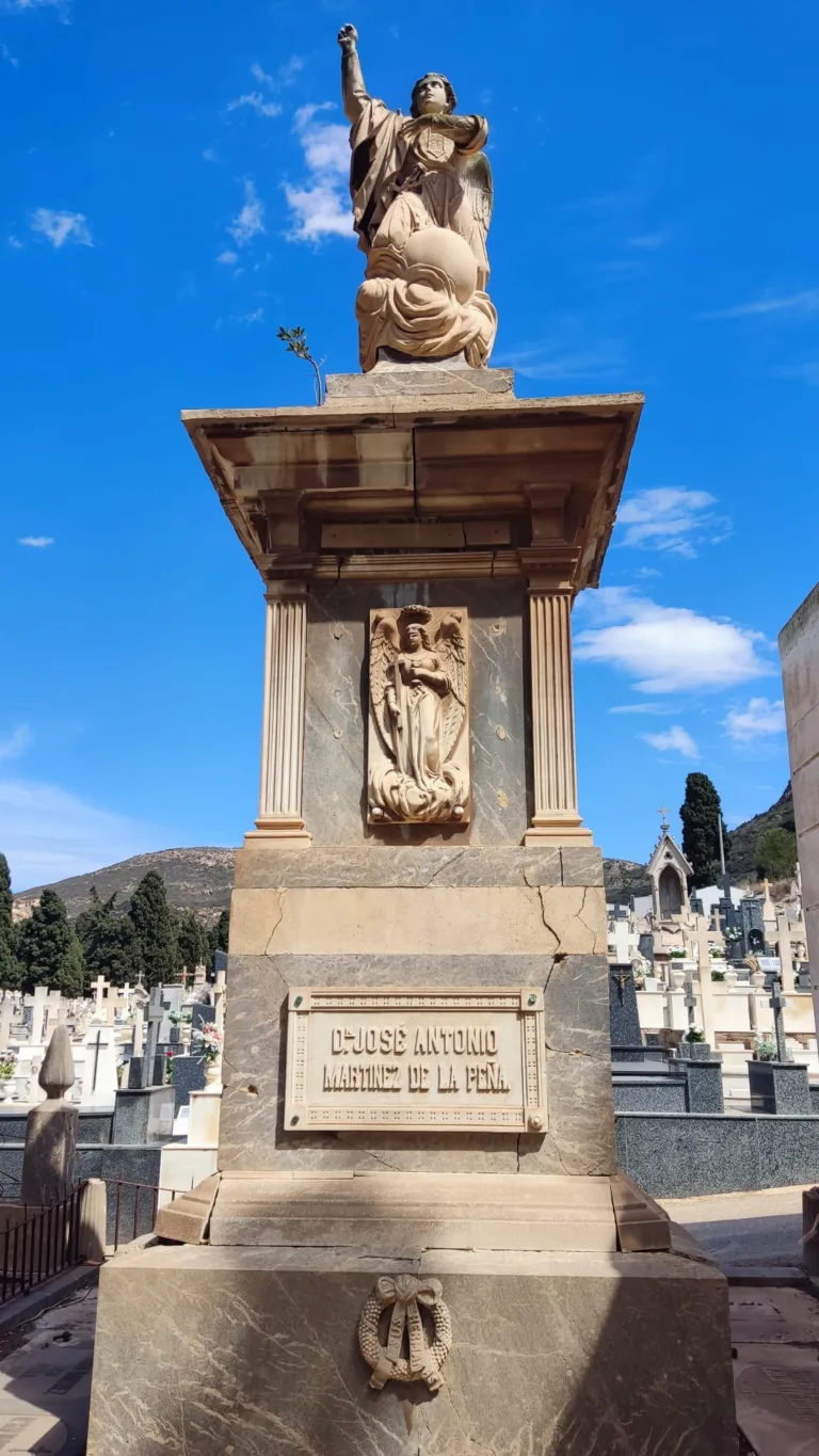 El Ayuntamiento de Cartagena abandona a su suerte dos joyas funerarias del cementerio de Santa Lucía