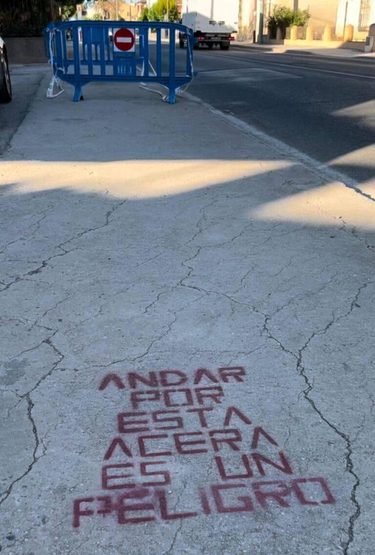 El Raal se levanta por unos servicios públicos dignos y aceras seguras