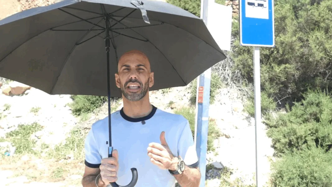 El PSOE exige marquesinas en las paradas de autobús para proteger del sol a los usuarios