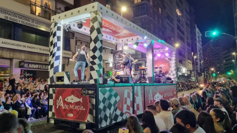 IU-Verdes denuncia la permisividad del Ayuntamiento de Murcia con la publicidad de casas de apuestas en el Entierro de la Sardina