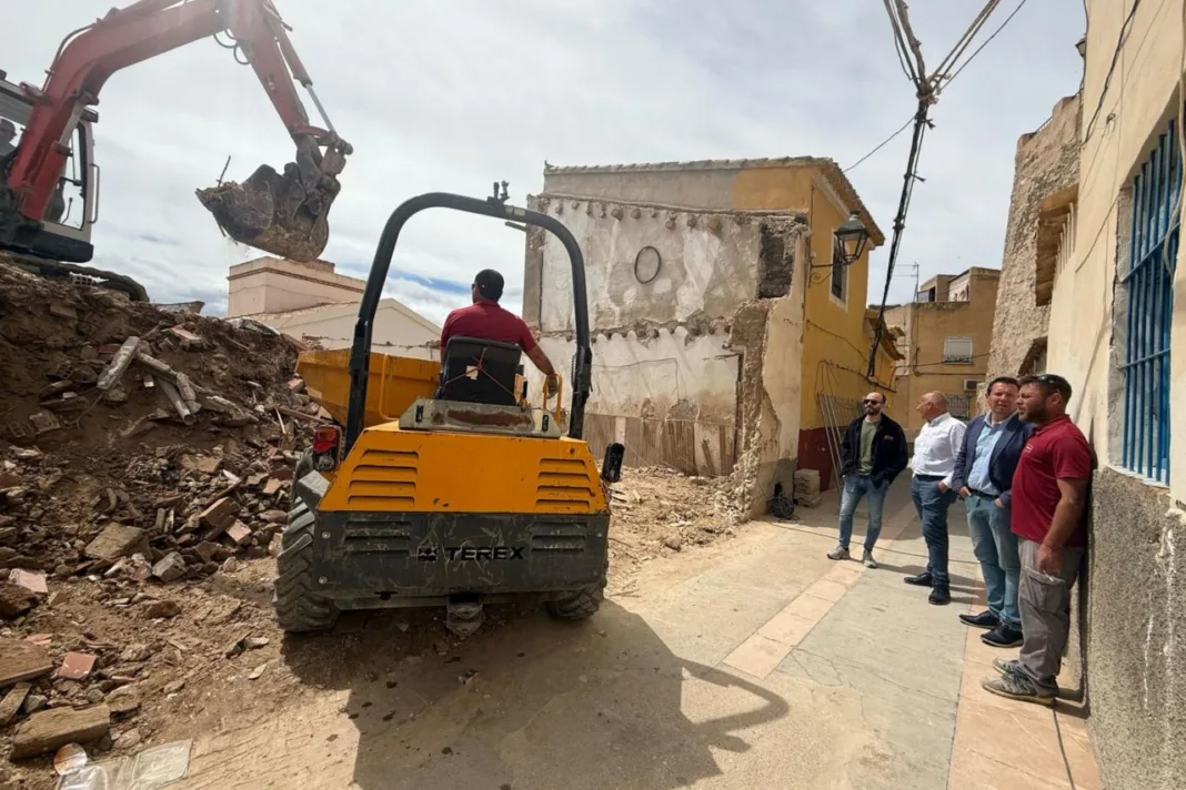 El Ayuntamiento de Mula inicia la demolición de viviendas en ruina en el Barrio del Carmen para mejorar la seguridad y revitalizar la zona El Ayuntamiento de Mula inicia la demolición de viviendas en ruina en el Barrio del Carmen para mejorar la seguridad y revitalizar la zona
