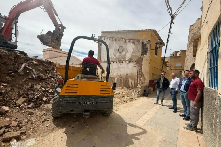 El Ayuntamiento de Mula inicia la demolición de viviendas en ruina en el Barrio del Carmen para mejorar la seguridad y revitalizar la zona