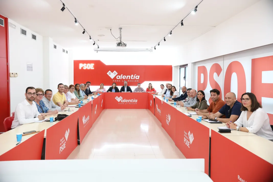 El PSOE exige a López Miras reunir a todos los partidos para acordar una posición común sobre el agua El PSOE exige a López Miras reunir a todos los partidos para acordar una posición común sobre el agua
