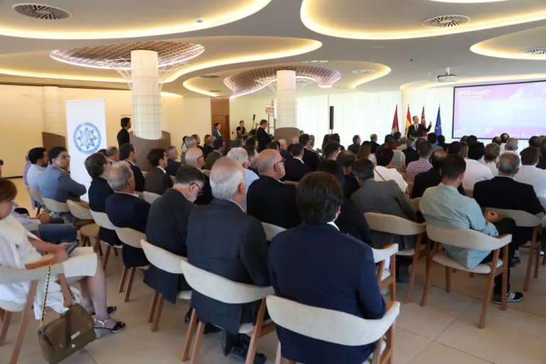 **La UPCT despliega su potencial innovador ante el tejido empresarial de la Región** #### La Politécnica de Cartagena presenta su oferta de I+D+i, talento y servicios tecnológicos en el evento UPCTconneCT, con respaldo institucional y empresarial Alrededor de un centenar de representantes del tejido empresarial de la Región de Murcia participaron este lunes en el evento **UPCTconneCT**, celebrado en el espacio Espacio 43 de Cartagena. La jornada, organizada por la Universidad Politécnica de Cartagena (UPCT) junto a su Consejo Social, sirvió para **visibilizar el potencial de transferencia tecnológica, talento e innovación que la institución ofrece a las empresas**, así como para reforzar el vínculo entre universidad e industria. Presidido por el presidente del Gobierno regional, Fernando López Miras, el acto contó con la presencia de autoridades civiles y militares, como la alcaldesa de Cartagena, Noelia Arroyo, y el almirante jefe de la Fuerza de Acción Marítima, Victoriano Gilabert. #### Una ventanilla única para facilitar la conexión con las empresas Durante su intervención, el rector de la UPCT, **Mathieu Kessler**, anunció la puesta en marcha de una **ventanilla única virtual** que funcionará como **punto de contacto directo con las empresas**, con el objetivo de **agilizar la tramitación de proyectos de colaboración, la transferencia tecnológica y la comunicación institucional**. Kessler destacó que, en la última década, la universidad ha conseguido **90 millones de euros de financiación** para investigación aplicada y proyectos en colaboración con empresas e instituciones. El presidente del Consejo Social de la UPCT, **Emilio Restoy**, intervino mediante videoconferencia para poner en valor la posición estratégica de Cartagena ante el nuevo ciclo de inversión en Defensa, animando a aprovechar esta coyuntura para fomentar el desarrollo económico mediante la innovación y la colaboración público-privada. #### I+D+i, talento y equipamiento puntero al servicio del tejido empresarial La UPCT mostró su carta de servicios al mundo empresarial, estructurada en torno a tres pilares: **innovación, colaboración y crecimiento**. A través de proyectos de **I+D+i a medida, consultoría técnica, servicios tecnológicos y alianzas estratégicas**, la universidad ofrece soluciones adaptadas a las necesidades del mercado. Asimismo, se promueve el acceso a **convocatorias competitivas de financiación autonómica, estatal y europea**. Uno de los puntos clave del encuentro fue la oferta de **talento altamente cualificado** que la UPCT pone a disposición de las empresas mediante diversos canales: **prácticas y proyectos formativos, doctorados industriales, contratación directa de egresados o colaboración con las spin-offs surgidas del entorno universitario**. En este sentido, se subrayó el papel de la **Red de Cátedras de Empresa** como espacio de conexión entre la universidad y el mundo empresarial. Durante la jornada también se destacaron las capacidades técnicas de la UPCT, con especial mención a su **FabLab** de diseño y prototipado, y a su red de **laboratorios especializados con equipamiento de última generación**, así como las opciones de **formación continua y microcredenciales** adaptadas a las necesidades del entorno industrial. #### Inteligencia artificial, seguridad y defensa: ejes del encuentro El evento incluyó varias ponencias centradas en la **aplicación práctica del conocimiento universitario en la empresa**. **Enrique Fernández Puertas**, director de Talento, Cultura y Transferencia de Repsol, disertó sobre los retos y oportunidades de la **Inteligencia Artificial en entornos productivos**. Por su parte, el director del Instituto de Fomento (INFO), **Joaquín Gómez**, abordó las oportunidades de inversión y desarrollo en el ámbito de la **Seguridad y la Defensa**. El cierre de la jornada corrió a cargo del profesor **Rafael Asorey**, quien explicó el funcionamiento y los resultados de la **Cátedra Jerónimo de Ayanz**, un ejemplo de colaboración en I+D+i entre la UPCT y la Armada Española. #### Cartagena, nodo estratégico de innovación universitaria Con este evento, la Politécnica de Cartagena se consolida como **agente clave en la dinamización económica regional**, posicionando su conocimiento y talento como un **recurso estratégico para las empresas murcianas**. La UPCT apuesta por convertirse en un nodo de referencia donde confluyen **emprendimiento, inversión, talento y oportunidades**, reforzando su papel como **motor de innovación y desarrollo para la Región de Murcia**.