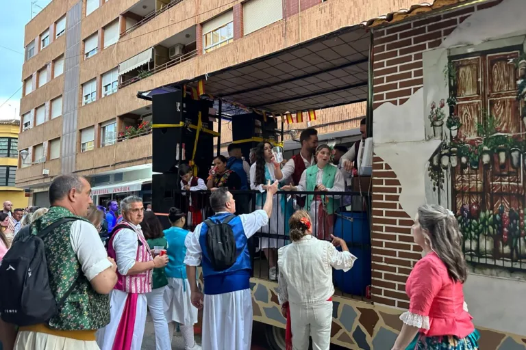 El Desfile de Carrozas de San Isidro inunda de tradición y color las calles de Mula