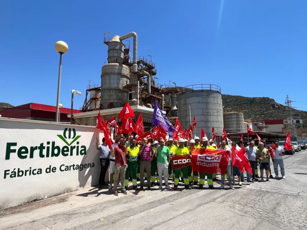CONCENTRACIÓN EN FERTIBERIA CARTAGENA 30 05 2025 Nuevo ERE en Fertiberia Cartagena: despidos y malestar en la plantilla tras la fusión con Química del Estroncio