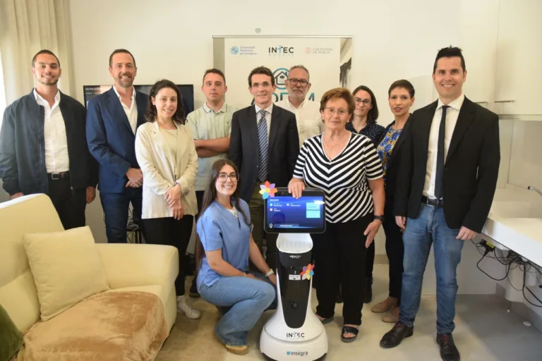 Testan en Cartagena el sistema ADDIM, la tecnología que humaniza el cuidado a mayores que viven solos