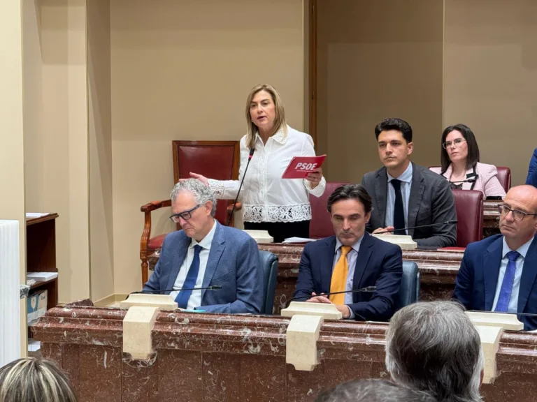 Carmina Fernández acusa a López Miras de rendirse al “chantaje ideológico de Vox” para aprobar los presupuestos