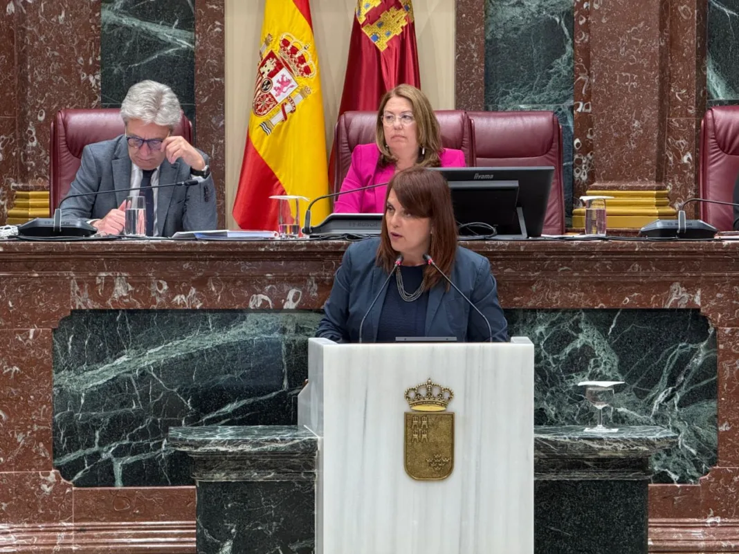 FOTO_MaríaDoloresMartínez (002) El PSOE logra aprobar en la Asamblea Regional una moción para aplicar la carrera profesional completa a docentes y funcionarios