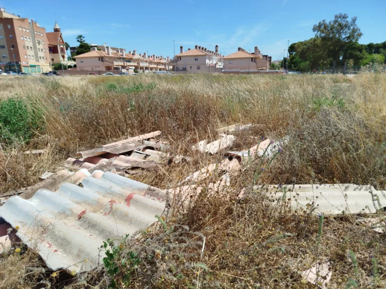 Denuncian un vertido de amianto frente a viviendas en la urbanización Castillitos de Cartagena
