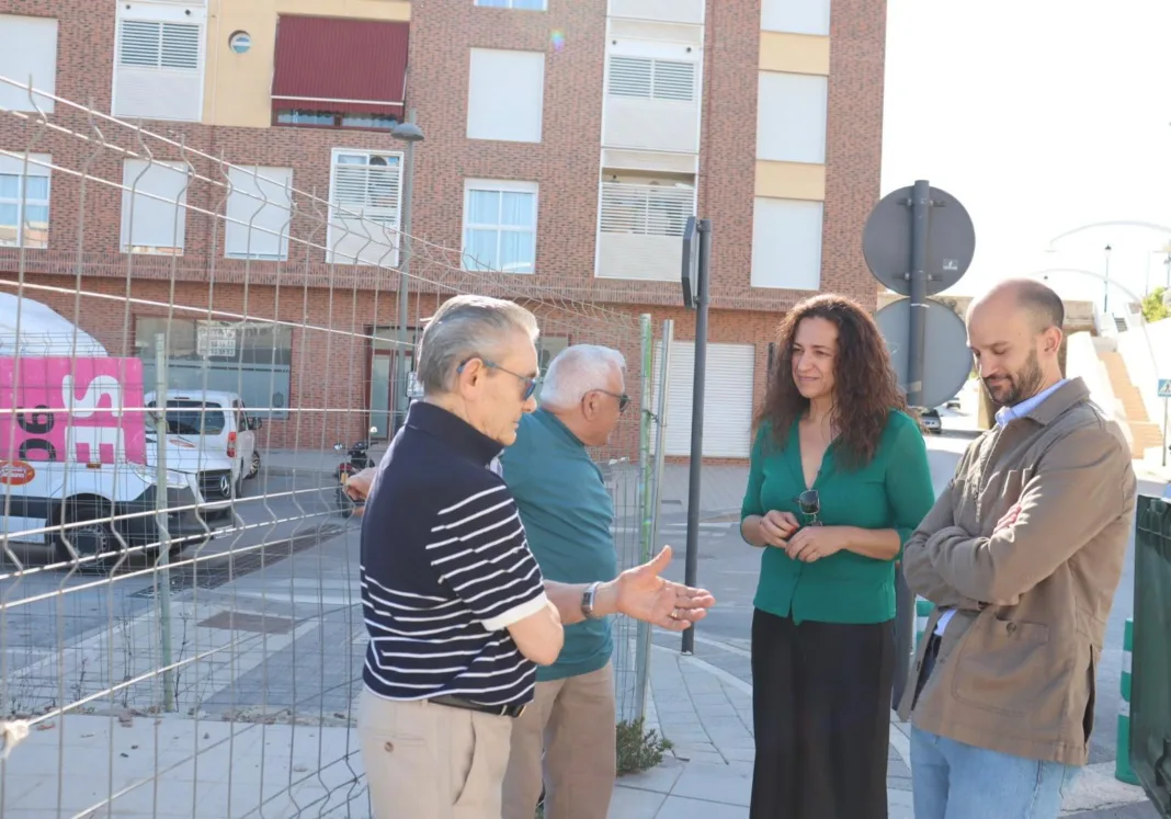 Imagen Isabel Casalduero y vecinos de San Cristóbal El PSOE de Lorca exige al Gobierno regional que active ya la construcción del Centro de Salud de San Cristóbal