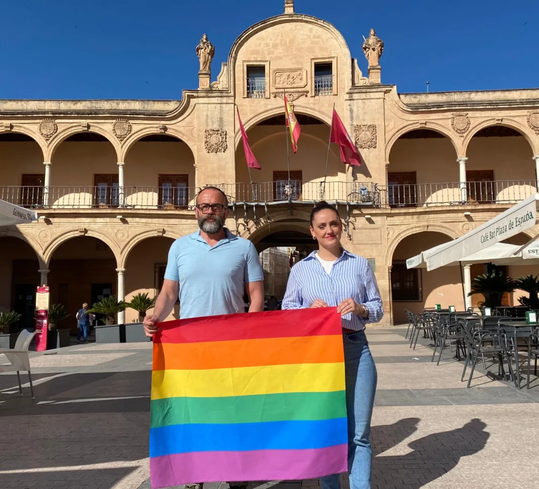 Imagen RdP Irene Jódar junto presidente Lorca Iris (2) La iniciativa propone actos institucionales, campañas de sensibilización y respaldo a las asociaciones locales frente al auge del odio