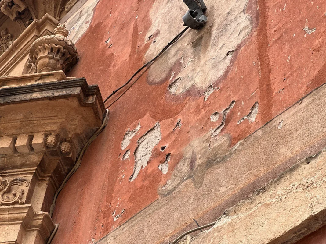 Mal estado fachada Palacio Episcopal Murcia - Huermur Huermur denuncia el abandono del Palacio Episcopal de Murcia, con frescos desprendidos y riesgo de desprendimientos