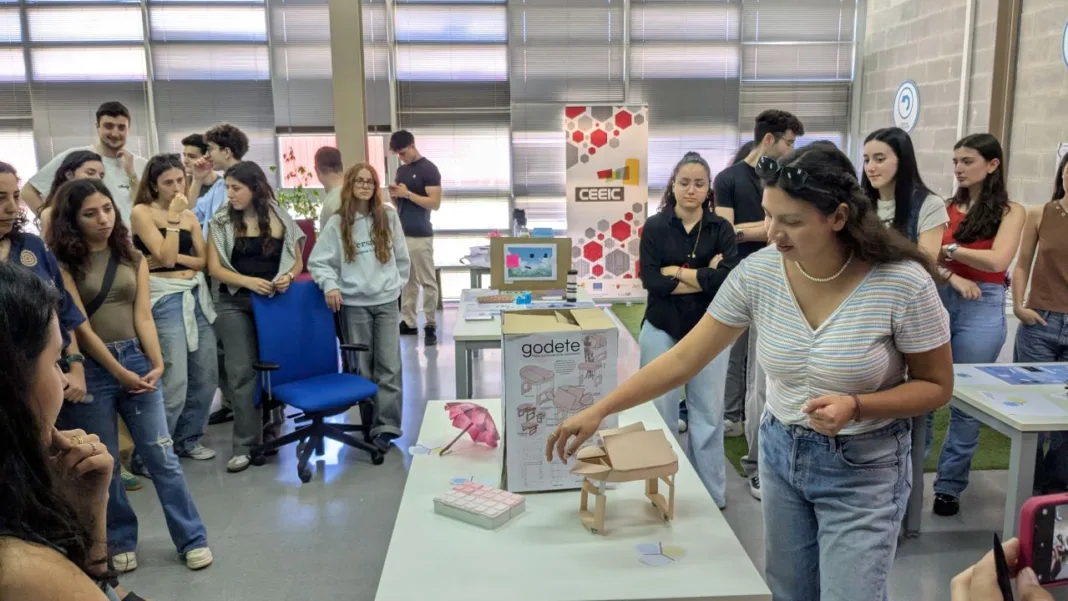 Creatividad y sostenibilidad se dan la mano en la UPCT con casi 50 diseños para reutilizar objetos cotidianos Creatividad y sostenibilidad se dan la mano en la UPCT con casi 50 diseños para reutilizar objetos cotidianos