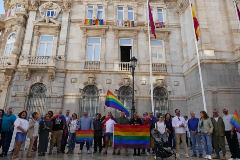 El PSOE denuncia que por primera vez en una década no ondean las banderas LGTBI en el Palacio Consistorial