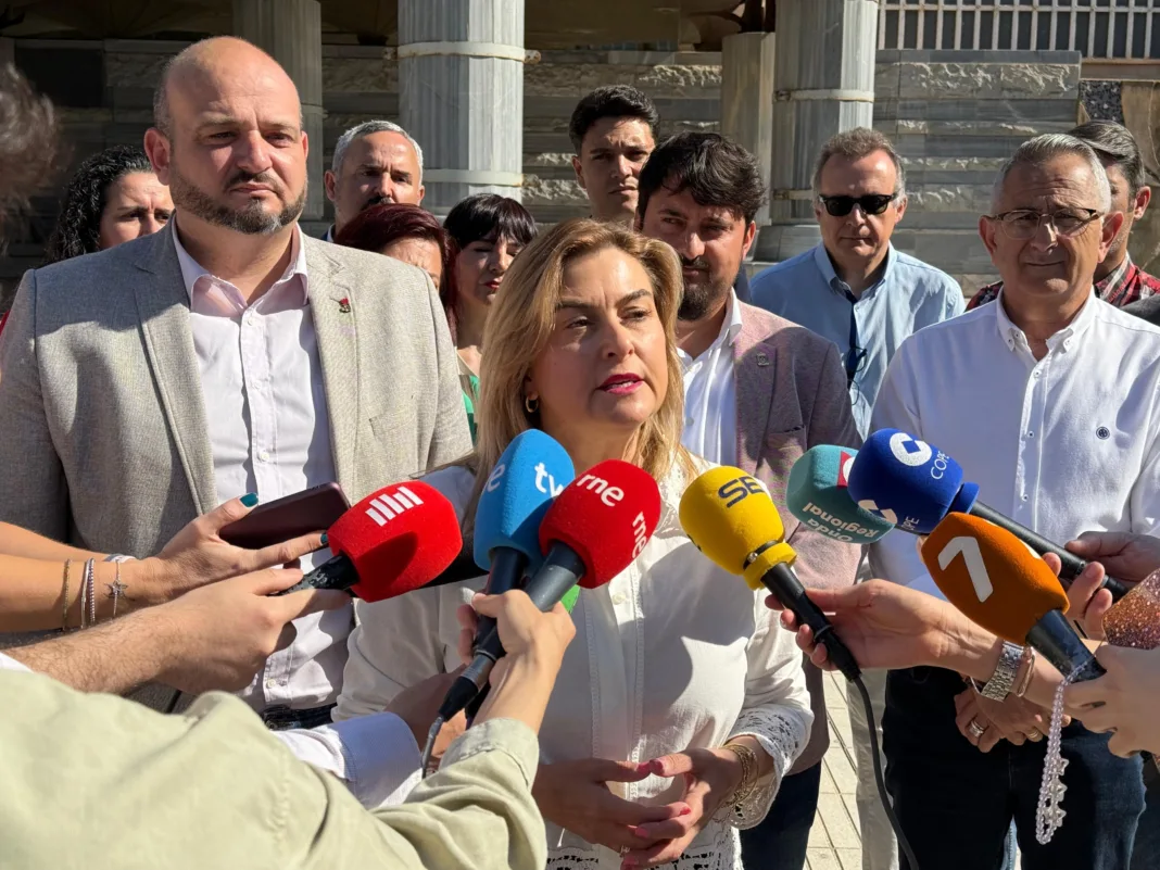 El PSOE acusa al PP de “vender humo” con el trasvase y condenar al campo murciano a un callejón sin salida El PSOE acusa al PP de “vender humo” con el trasvase y condenar al campo murciano a un callejón sin salida
