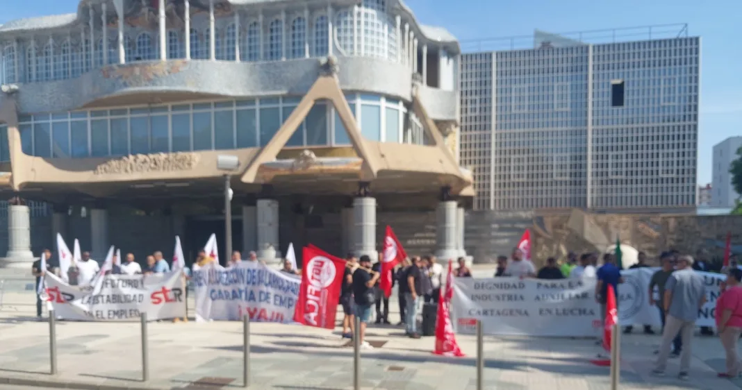 foto asamblea Cientos de trabajadores de auxiliares industriales exigen en la Asamblea Regional condiciones laborales dignas