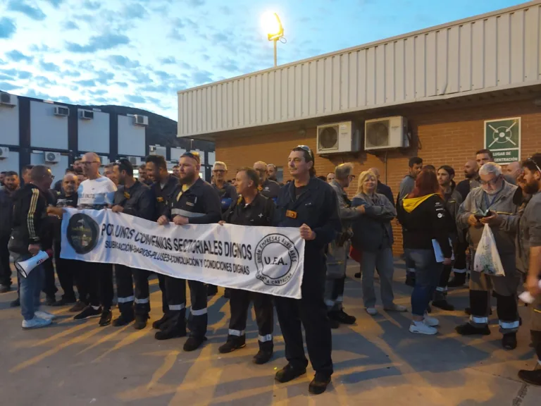Las reivindicaciones laborales en Escombreras ganan fuerza con más de 140 trabajadores movilizados